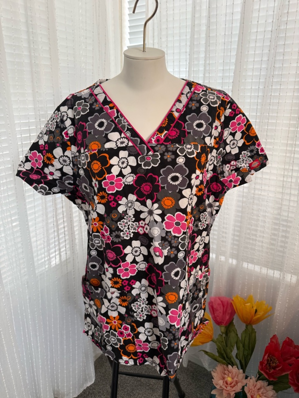 SCRUB Dickies Black Floral V-Neck Scrub Top with Pink & Orange Flowers Size L